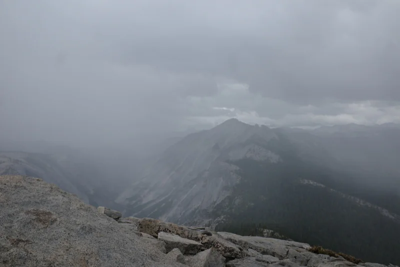 雨后山谷上的浓雾 雨后山谷上的浓雾